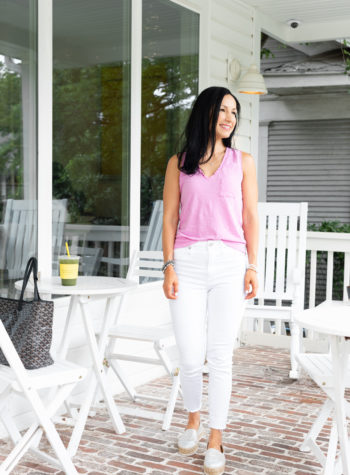 White jeans and madewell v neck tank outfit